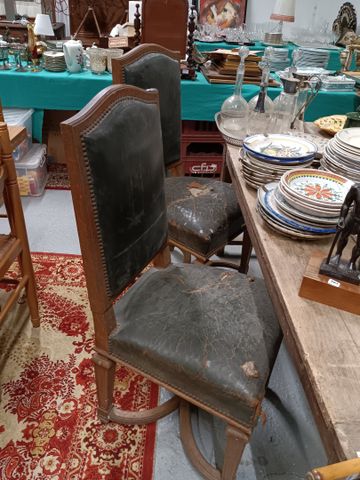 Suite de 4 chaises assises et dossiers garnis de cuir clouté. En 