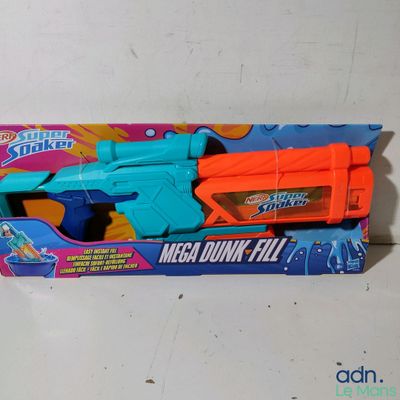 une photo d'un pistolet jouet dans une boîte posée sur une table