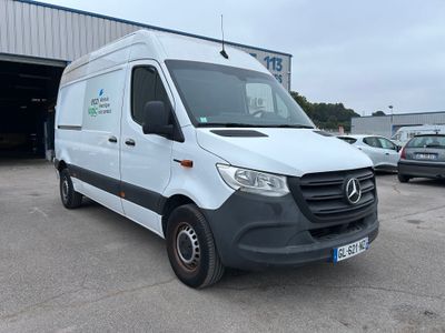 La fourgonnette Mercedes-Benz est garée devant un immeuble