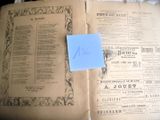 un vieux livre recouvert d'une feuille de papier