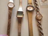 un grand nombre de montres posées sur une table
