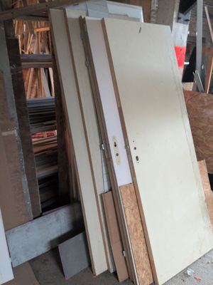 de nombreuses pièces de bois empilées les unes sur les autres dans un garage