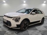 le 4x4 blanc est garé sur un carrelage à carreaux
