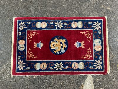 un tapis posé par terre, avec une personne debout à côté