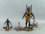 deux figurines représentant un homme et une femme portant des paniers sur les épaules
