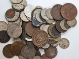 une pile de vieilles pièces de monnaie sur une surface blanche