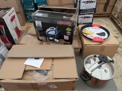 un grand nombre de cartons posés sur le sol