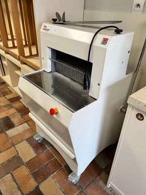 une machine posée sur le sol de la cuisine