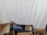 de nombreuses boîtes contenant du matériel électronique posées sur une table