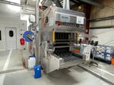une machine qui se trouve à l'intérieur d'un bâtiment