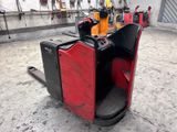 un chariot élévateur qui est garé dans un garage