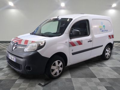 la photo d'une camionnette blanche garée dans un garage