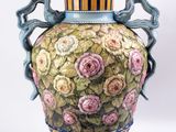 un vase avec un motif floral sur fond blanc