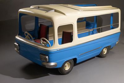 Bus de manège relaqué bleu et crème, les montants et barrières en méta