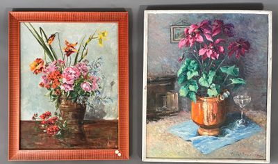 deux tableaux représentant des fleurs dans un vase et un vase de fleurs posé sur une table