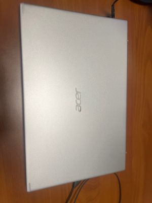 un ordinateur portable posé sur une table à côté d'un clavier
