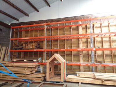 une pièce remplie de nombreuses étagères en bois et de palettes