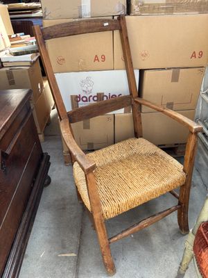 une chaise en bois avec une assise tressée dans une pièce