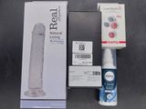 une brosse à dents, du dentifrice, du dentifrice et une boîte de dentifrice posés sur une table