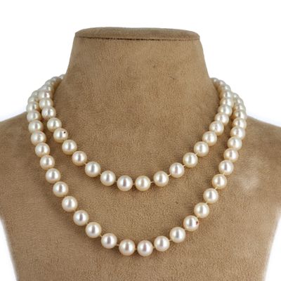 gros plan d'un collier sur un mannequin mannequin