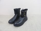 bottines en cuir noir avec des boucles et une boucle dorée sur le côté