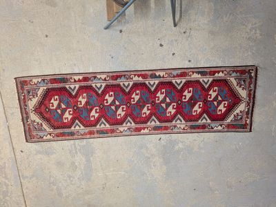 un tapis posé par terre à côté d'une chaise