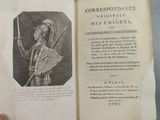 Quelqu'un tient un livre sur lequel figure le dessin d'un homme tenant une épée.