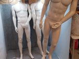 trois mannequins debout dans une pièce