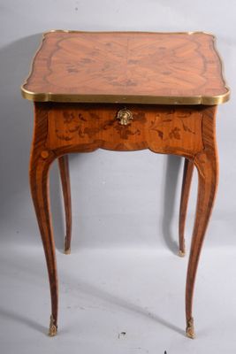l'image d'une petite table avec un tiroir