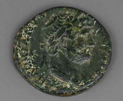 un gros plan d'une pièce de monnaie avec un visage dessus