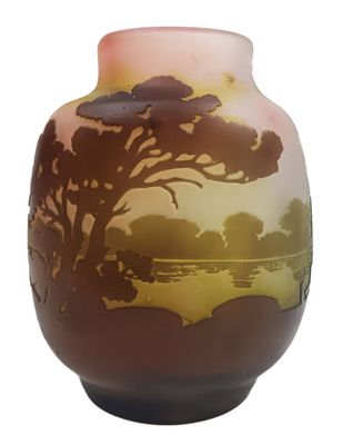 un vase sur lequel figure l'image d'un arbre