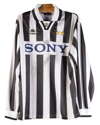 un t-shirt rayé noir et blanc avec une étoile sur la poitrine