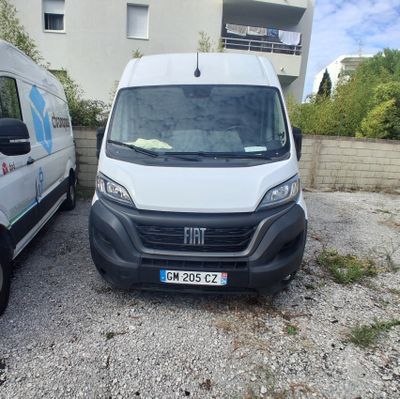 deux fourgonnettes garées l'une à côté de l'autre devant un immeuble