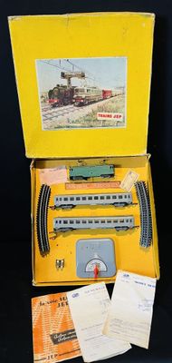 une boîte contenant un train sur une table