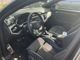 l'intérieur de la voiture est propre et prêt à l'emploi