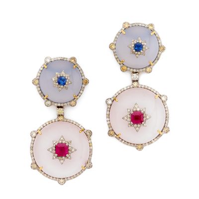 PAIRE DE BOUCLES D'OREILLES retenant 2 cabochons ronds l'un …