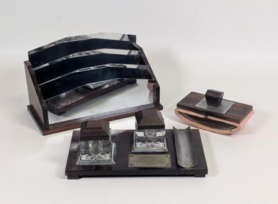 une photo d'un ensemble de bureau comprenant un miroir et un livre