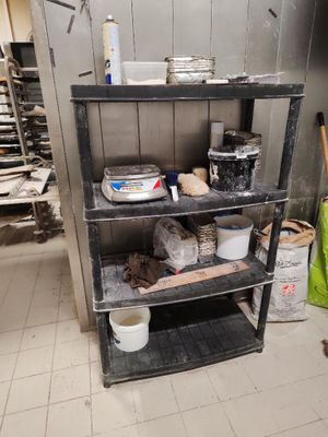 une étagère de la cuisine sur laquelle sont posés de nombreux objets