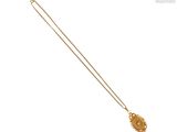 un collier plaqué or avec un médaillon en pendentif au bout d'une chaîne