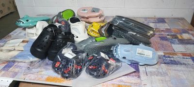 un tas de chaussures et d'autres objets posés sur une table