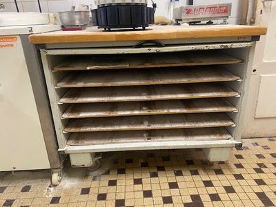 une cuisine équipée d'une cuisinière, d'un four et d'un plan de travail