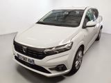 Une voiture blanche est garée dans une pièce blanche au sol blanc.