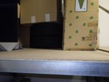 une boîte posée sur une étagère dans une pièce