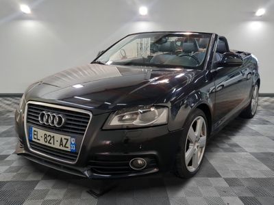 une photo d'une Audi décapotable noire garée dans un showroom