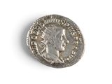 gros plan d'une pièce de monnaie sur une surface blanche avec un fond blanc