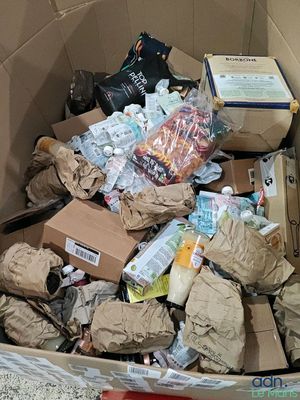 une boîte en carton remplie d'une multitude d'objets
