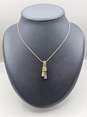 gros plan d'un collier sur un présentoir pour mannequin