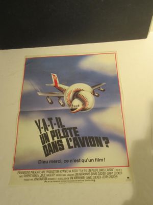 une photo d'une affiche accrochée au mur d'une salle de bains