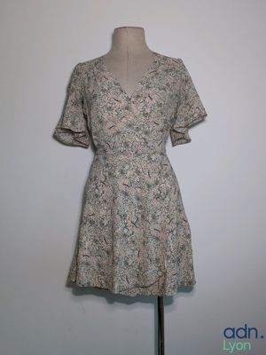 une photo d'une robe sur un présentoir pour mannequin
