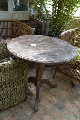 une table et des chaises installées à l'extérieur, sur une terrasse en briques